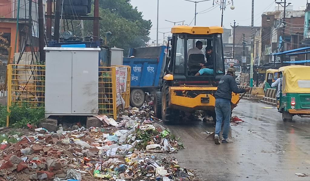 चौ. विशम्भर सिंह भारतीय विद्यालय के सामने चमकी सड़क — नगर पालिका औरैया की जेसीबी ने हटाई सालों की गंदगी!