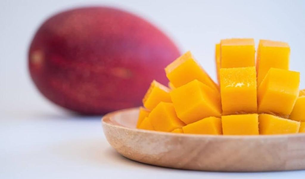 आम एक ऐसा फल है जिसमें सबसे ज़्यादा चीनी पाई जाती है