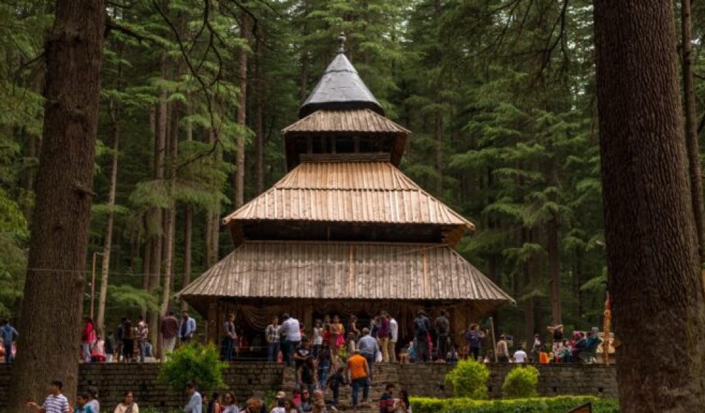 हिमाचल प्रदेश के कुल्लू का बिजली महादेव मंदिर, भारत के सबसे प्राचीन मंदिरों में से एक है।