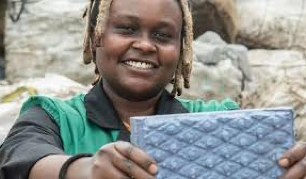 केन्या की Nzambi Matee नाम की महिला ने प्लास्टिक को रिसाइकल कर ईंट बनाईं हैं।