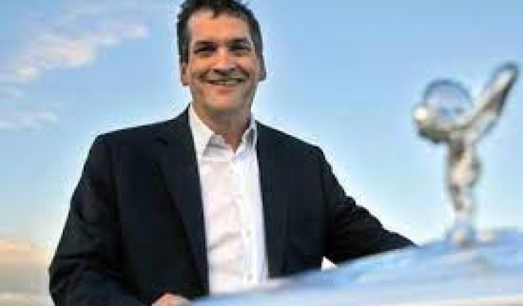 लग्जरी कार निर्माता कंपनी रोल्स रॉयस के पूर्व हेड डिजाइनर इयान कैमरून