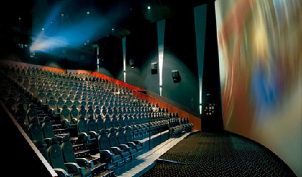 एक आदमी ने 40 हजार डॉलर खर्च करके दो IMAX थिएटर खरीदे क्योंकि