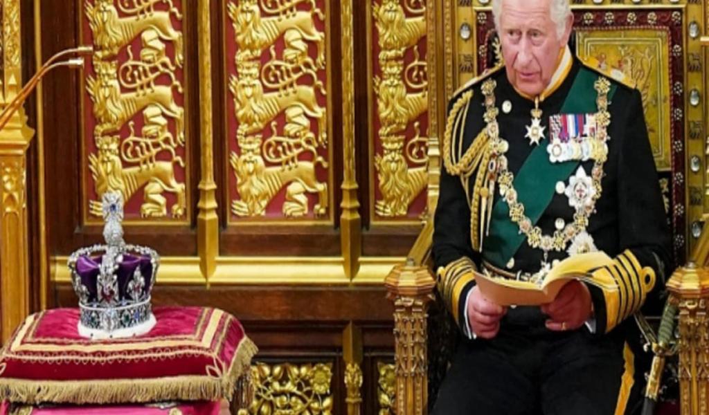 सेंट जेम्स पैलेस में परिग्रहण परिषद की बैठक में किंग चार्ल्स I